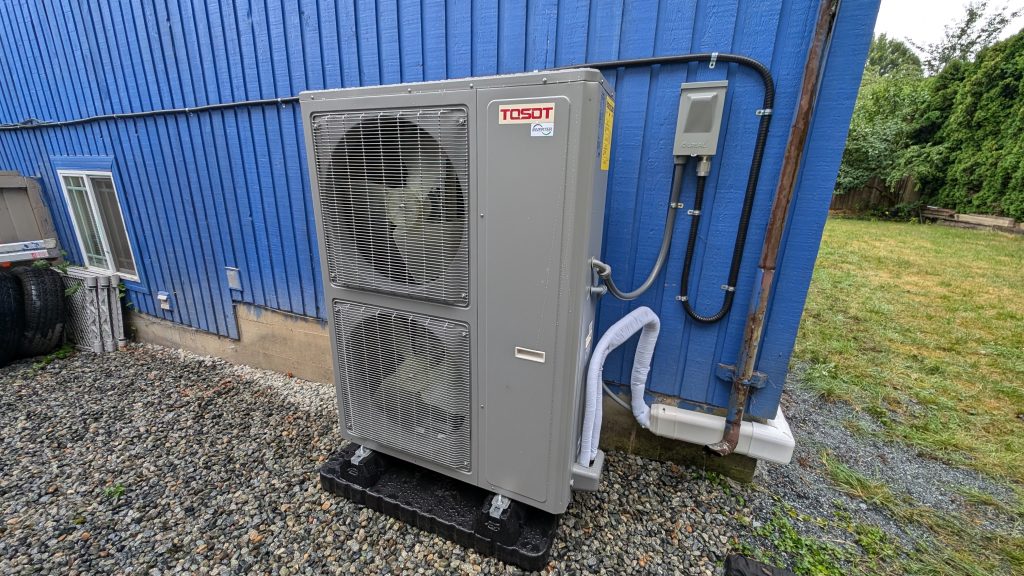 TOSOT inverter unit installed by Alliance Total Solutions for energy-efficient HVAC in Coquitlam, BC. Licensed HVAC contractors." Mandarin: "联盟全方位解决方案在高贵林安装的TOSOT变频器单元，用于节能暖通空调。持牌暖通空调承包商。