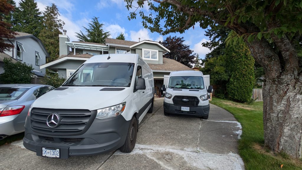 HVAC & Plumber vans owned by Alliance Total Solutions in Coquitlam. Chinese and English-speaking HVAC contractors and Plumbers in Coquitlam for furnace repairs and air conditioning repairs. Licensed. 联盟全方位解决方案公司在高贵林的暖通空调和水管工面包车。提供中文和英文服务的暖通空调承包商和水管工，专注于高贵林的炉修和空调维修。持牌服务。